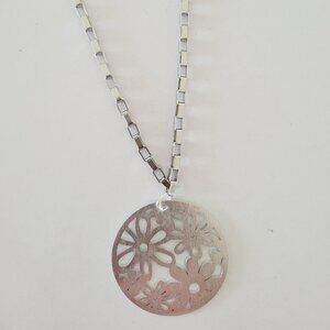 Collar plateado con dije circular de flores caladas